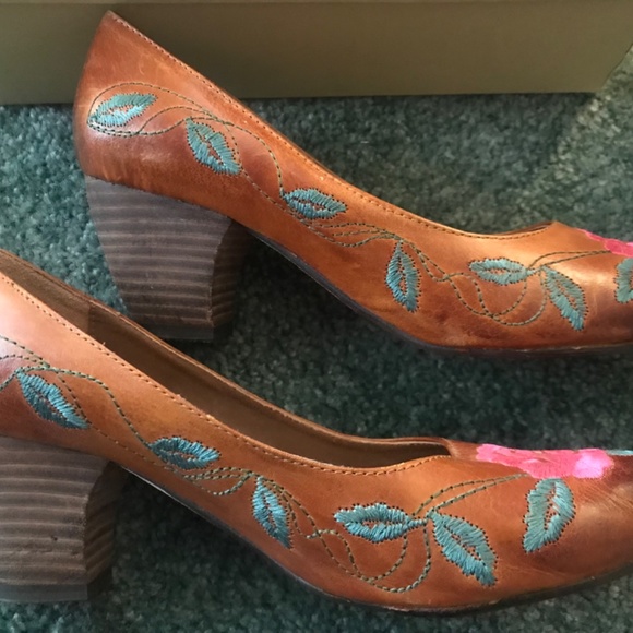 Rose Embroidered pump - Picture 3 of 8